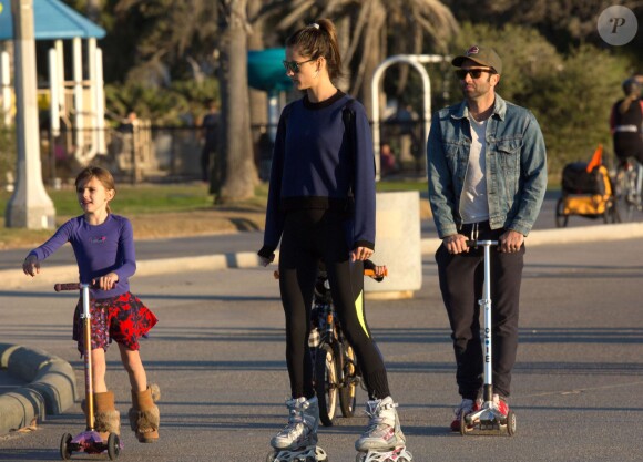 Alessandra Ambrosio et son mari Jamie Mazur sont allés faire du roller et de la trottinette avec leurs enfants Anja et Noah à Santa Monica, le 29 novembre 2015  Please hide children face prior publication Model Alessandra Ambrosio and her husband Jamie Mazur take their kids out for a little rollerblading and riding of scooters in Santa Monica, California on November 29, 201529/11/2015 - Santa Monica