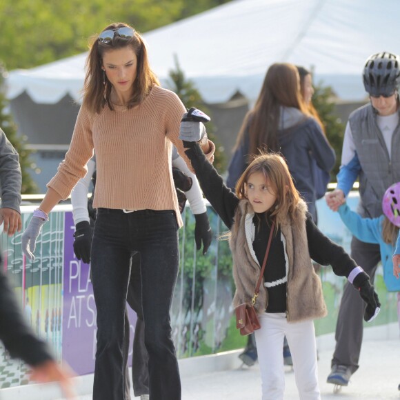 Exclusif - Alessandra Ambrosio fait du patin à glace avec son mari Jamie Mazur et leurs enfants Anja et Noah à Santa Monica, le 29 novembre 2015