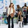 Exclusif - Alessandra Ambrosio fait du patin à glace avec son mari Jamie Mazur et leurs enfants Anja et Noah à Santa Monica, le 29 novembre 2015