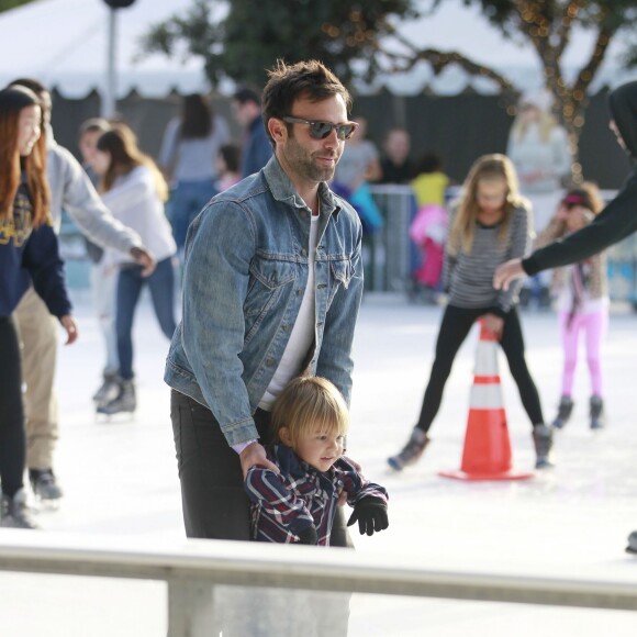 Exclusif - Alessandra Ambrosio fait du patin à glace avec son mari Jamie Mazur et leurs enfants Anja et Noah à Santa Monica, le 29 novembre 2015