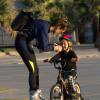 Alessandra Ambrosio et son mari Jamie Mazur sont allés faire du roller et de la trottinette avec leurs enfants Anja et Noah à Santa Monica, le 29 novembre 2015