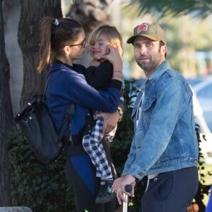 Alessandra Ambrosio et son mari Jamie Mazur sont allés faire du roller et de la trottinette avec leurs enfants Anja et Noah à Santa Monica, le 29 novembre 2015