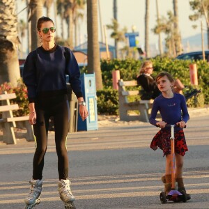 Alessandra Ambrosio et son mari Jamie Mazur sont allés faire du roller et de la trottinette avec leurs enfants Anja et Noah à Santa Monica, le 29 novembre 2015