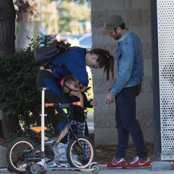 Alessandra Ambrosio et son mari Jamie Mazur sont allés faire du roller et de la trottinette avec leurs enfants Anja et Noah à Santa Monica, le 29 novembre 2015
