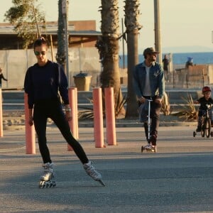 Alessandra Ambrosio et son mari Jamie Mazur sont allés faire du roller et de la trottinette avec leurs enfants Anja et Noah à Santa Monica, le 29 novembre 2015