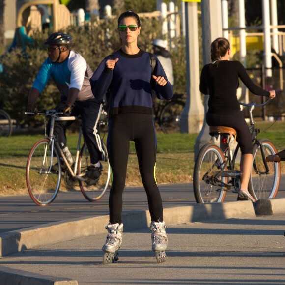 Alessandra Ambrosio et son mari Jamie Mazur sont allés faire du roller et de la trottinette avec leurs enfants Anja et Noah à Santa Monica, le 29 novembre 2015