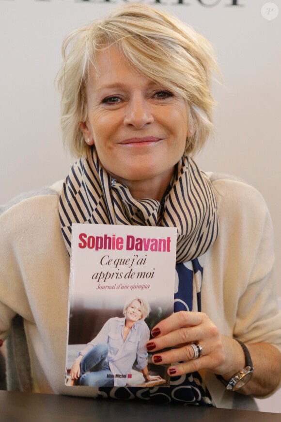 Sophie Davant au salon du livre à la porte de Versailles à Paris le 22 mars 2015.