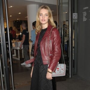 Natalia Vodianova au magasin colette à Paris, le 12 novembre 2015.