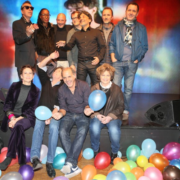 Caroline Loeb, Vivien Savage, Marc Toesca, Sabine Paturel, le groupe Pow Wow, Laura Mayne (du groupe Native), Stéphane Mellino, le groupe Partenaire particulier - Conférence de presse pour présenter la troupe du spectacle "Top 50 - Partez en live" à Paris le 05 novembre 2015 © CVS/Bestimage.