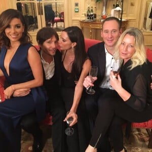 Eva Longoria pose Victoria Beckham et des amis - 6e édition du Global Gift Gala, à l'hôtel Four Seasons, à Londres, le 30 novembre 2015