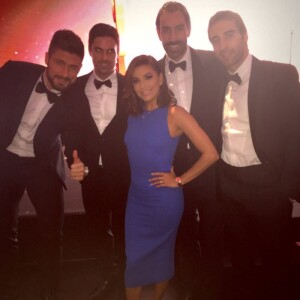 Eva Longoria pose avec les footballeurs Olivier Giroud, Mathieu Flamini, Robert Pirès - 6e édition du Global Gift Gala, à l'hôtel Four Seasons, à Londres, le 30 novembre 2015