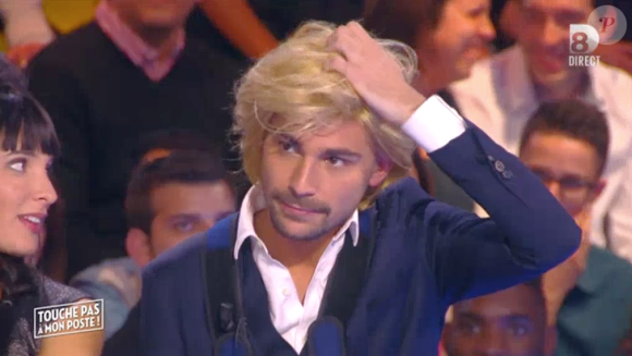 Bertrand Chameroy dévoile sa nouvelle coupe de cheveux dans "Touche pas à mon poste", sur D8. Le 30 novembre 2015.