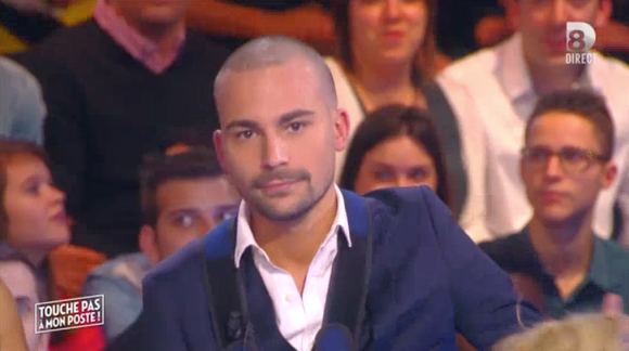 Bertrand Chameroy dévoile sa nouvelle coupe de cheveux dans l'émission "Touche pas à mon poste", sur D8. Le 30 novembre 2015.