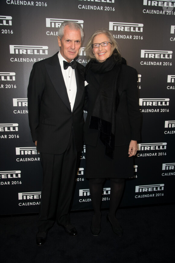 Marco Tronchetti Provera et Annie Leibovitz assistent au dîner de présentation du calendrier Pirelli à la Roundhouse. Londres, le 30 novembre 2015.