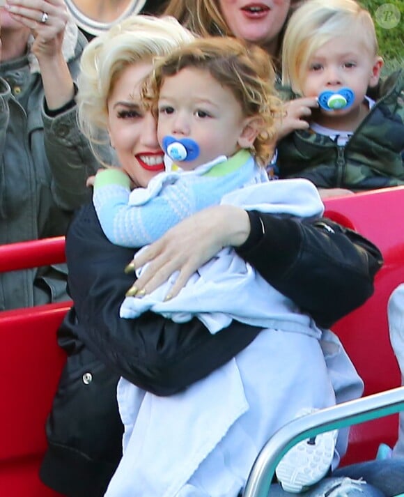 Gwen Stefani passe une journée à Disneyland avec ses enfants Le 27 Novembre 2015
