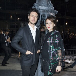 Jérémie Elkaïm et sa compagne Anaïs Demoustier (enceinte) - Front row lors de la présentation de la collection Chanel Métiers d'Art Paris-Rome aux studios Cinecitta à Rome, le 1er décembre 2015.