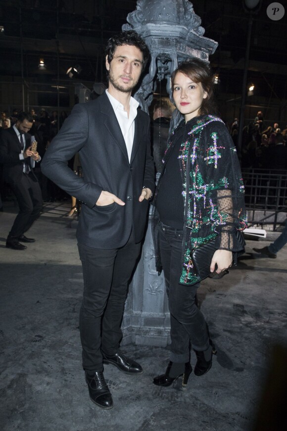 Jérémie Elkaïm et sa compagne Anaïs Demoustier (enceinte) - Front row lors de la présentation de la collection Chanel Métiers d'Art Paris-Rome aux studios Cinecitta à Rome, le 1er décembre 2015.