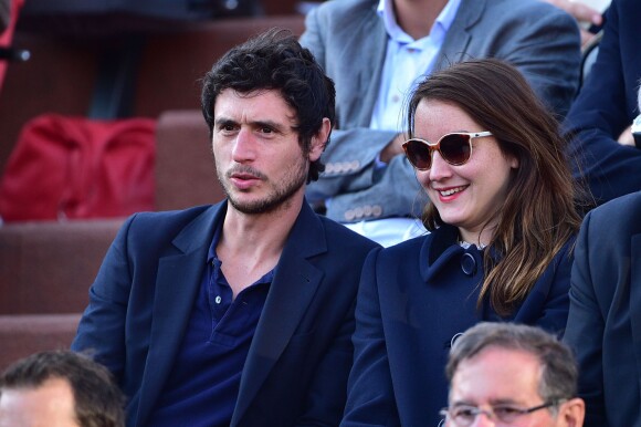 Anaïs Demoustier et Jérémie Elkaïm - People dans les tribunes des Internationaux de France de tennis de Roland-Garros à Paris, le 2 juin 2015.