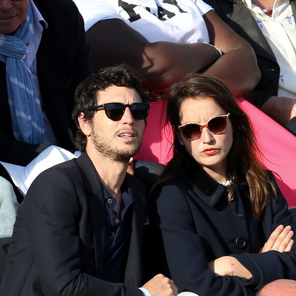 Anaïs Demoustier et Jérémie Elkaïm - People dans les tribunes des Internationaux de France de tennis de Roland-Garros à Paris, le 2 juin 2015.