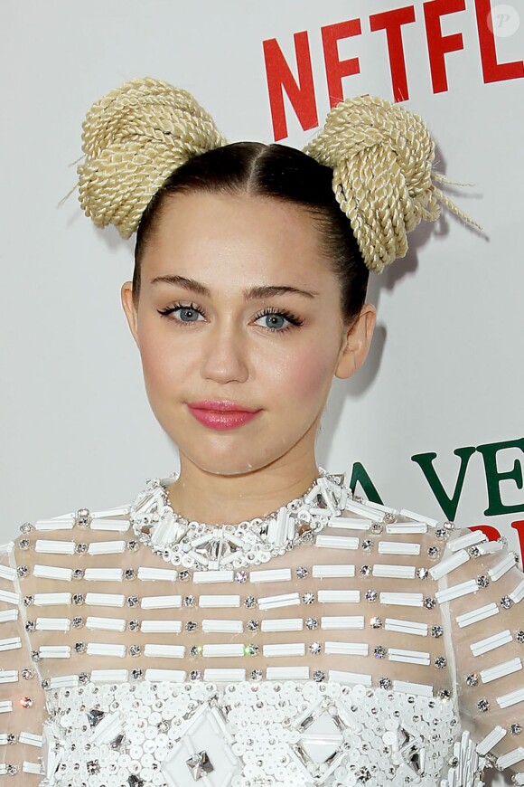 Miley Cyrus lors de la première de "A Very Murray Christmas" au Paris Theater, New York, le 2 décembre 2015.