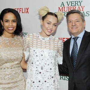 Pauline Fischer (VP NETFLIX Content Acquisitions), Miley Cyrus, Ted Sarandos (Chief Content Officer NETFLIX) lors de la première de "A Very Murray Christmas" au Paris Theater, New York, le 2 décembre 2015.