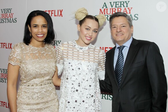 Pauline Fischer (VP NETFLIX Content Acquisitions), Miley Cyrus, Ted Sarandos (Chief Content Officer NETFLIX) lors de la première de "A Very Murray Christmas" au Paris Theater, New York, le 2 décembre 2015.
