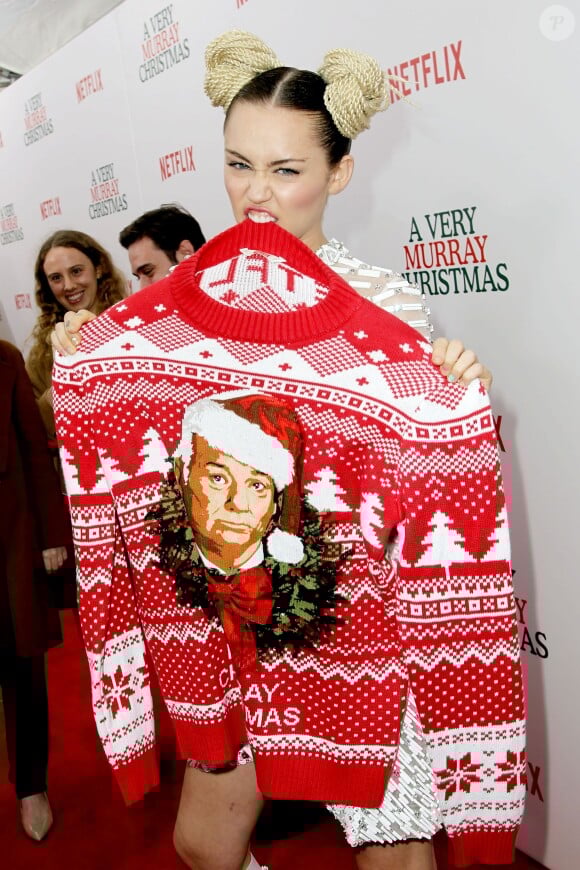 Miley Cyrus lors de la première de "A Very Murray Christmas" au Paris Theater, New York, le 2 décembre 2015.