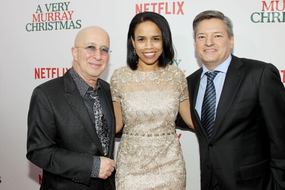 Paul Shaffer, Pauline Fischer (VP NETFLIX Content Acquisitions) et Ted Sarandos (Chief Content Officer NETFLIX) lors de la première de "A Very Murray Christmas" au Paris Theater, New York, le 2 décembre 2015.