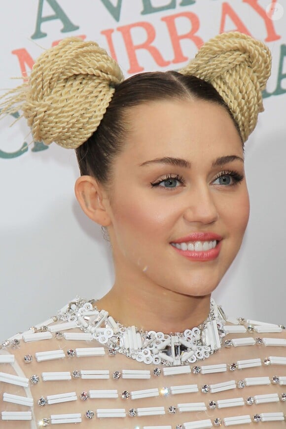 Miley Cyrus lors de la première de "A Very Murray Christmas" au Paris Theater, New York, le 2 décembre 2015.
