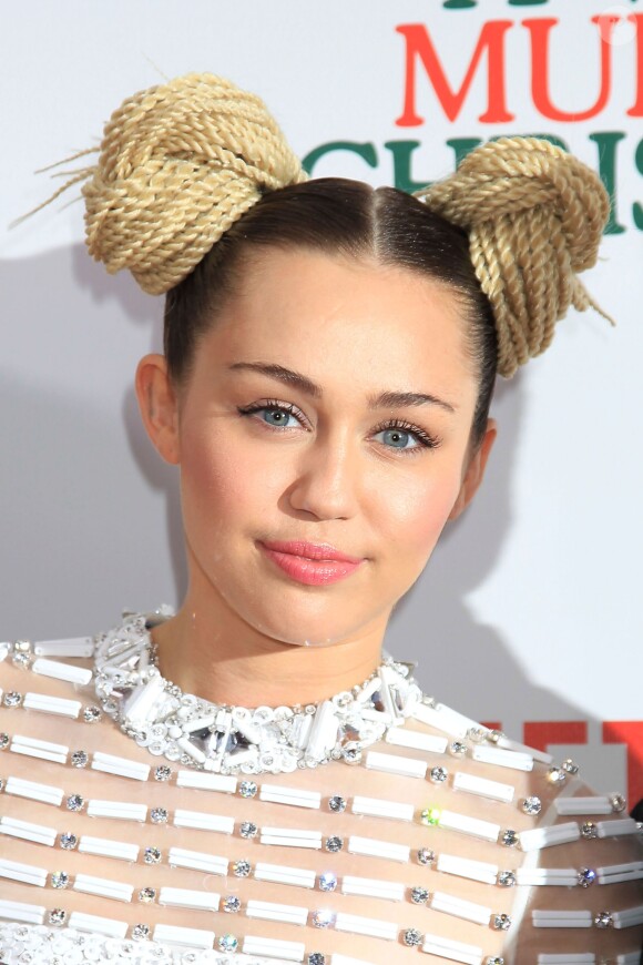 Miley Cyrus lors de la première de "A Very Murray Christmas" au Paris Theater, New York, le 2 décembre 2015.