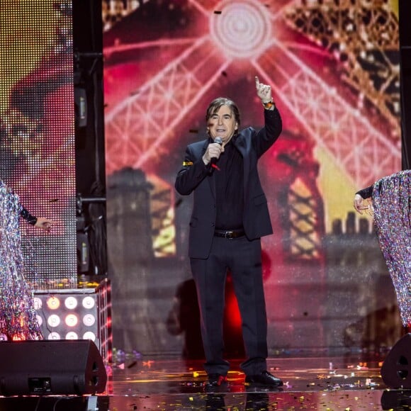 Exclusif - Serge Lama, lors du concert événement Bercy fête ses 30 ans, diffusé le 4 décembre 2015 sur TF1. © Veeren/Moreau