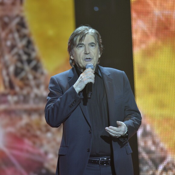 Exclusif - Serge Lama, lors du concert événement Bercy fête ses 30 ans, diffusé le 4 décembre 2015 sur TF1. © Veeren/Moreau