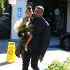 Kanye West et sa fille North à Los Angeles, le 11 novembre 2015.