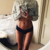 Caroline Receveur exhibe son ventre plat en petite culotte / photo postée sur Instagram.