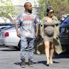 Kim Kardashian enceinte et son mari Kanye West à Thousand Oaks, le 7 octobre 2015.