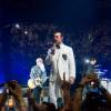 Bono et Jesse Hughes - Le groupe Eagles of Death Metal invité par U2 sur scène à l'AccorHotels Arena de Paris le 7 décembre 2015