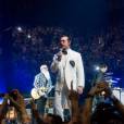 Bono et Jesse Hughes - Le groupe Eagles of Death Metal invité par U2 sur scène à l'AccorHotels Arena de Paris le 7 décembre 2015