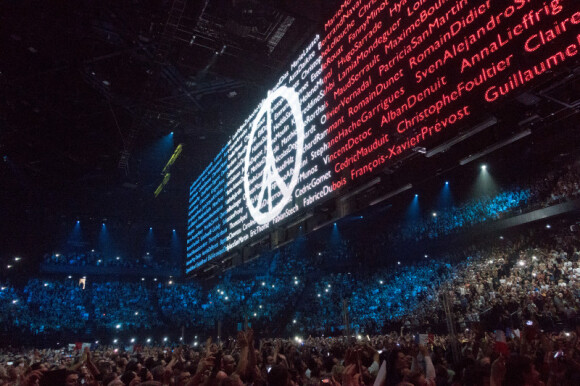 Le nom des victimes des attentats du 13 novembre 2015 sur un écran géant du concert de U2 à l'AccorHotels Arena de Paris le 7 décembre 2015
