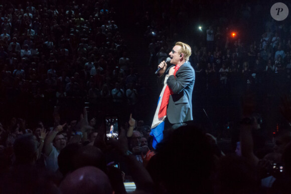 Bono - Le groupe Eagles of Death Metal invité par U2 sur scène à l'AccorHotels Arena de Paris le 7 décembre 2015