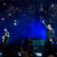 Bono et The Edge - Le groupe Eagles of Death Metal invité par U2 sur scène à l'AccorHotels Arena de Paris le 7 décembre 2015