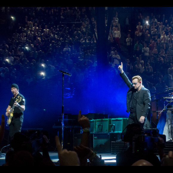 Bono et The Edge - Le groupe Eagles of Death Metal invité par U2 sur scène à l'AccorHotels Arena de Paris le 7 décembre 2015