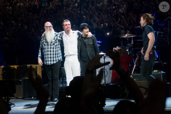 Le groupe Eagles of Death Metal - Le groupe Eagles of Death Metal invité par U2 sur scène à l'AccorHotels Arena de Paris le 7 décembre 2015