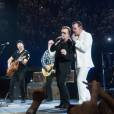 Bono et Jesse Hughes - Le groupe Eagles of Death Metal invité par U2 sur scène à l'AccorHotels Arena de Paris le 7 décembre 2015