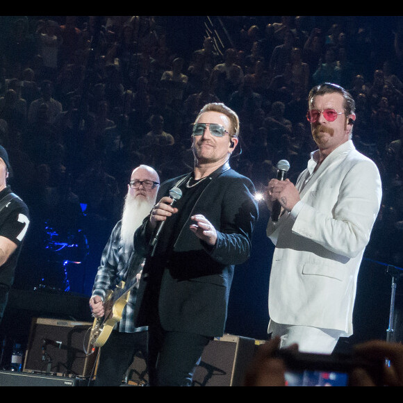 The Edge, Bono et Jesse Hughes - Le groupe Eagles of Death Metal invité par U2 sur scène à l'AccorHotels Arena de Paris le 7 décembre 2015