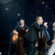 The Edge, Bono et Jesse Hughes - Le groupe Eagles of Death Metal invité par U2 sur scène à l'AccorHotels Arena de Paris le 7 décembre 2015