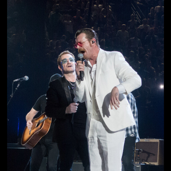 Bono et Jesse Hughes - Le groupe Eagles of Death Metal invité par U2 sur scène à l'AccorHotels Arena de Paris le 7 décembre 2015