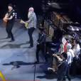 U2 et Eagles of Death Metal sur scène le 7 décembre 2015, à l'AccorHotels Arena de Paris