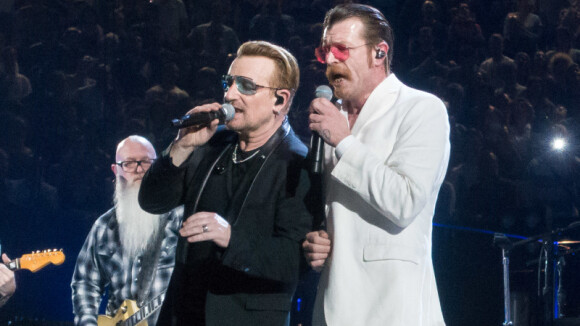 U2 : Émouvant avec Eagles of Death Metal, de retour à Paris après les attentats