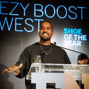 Kanye West, créateur des YEEZY Boost, remporte le prix de Chaussure de l'année aux FN Achievement Awards. New York, le 2 décembre 2015.