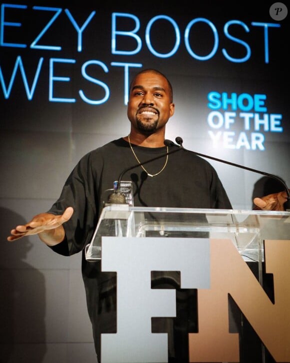 Kanye West, créateur des YEEZY Boost, remporte le prix de Chaussure de l'année aux FN Achievement Awards. New York, le 2 décembre 2015.